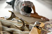 Im Sommer findet die Polizei einen Drückerboss tot in seinem Haus auf. Man hat ihm in den Rücken geschossen und mit einem Messer die Kehle durchtrennt.