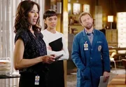 Während Brennan und Booth im Umfeld der Wild-West-Spiele ermitteln, arbeiten (v.l.) Angela (Michaela Conlin), Cam (Tamara Taylor) und Hodgins (T.J. Thyne) an den Überresten des Cowboys.