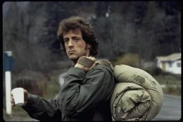 Als Vietnam-Veteran John Rambo (Sylvester Stallone) einen Kriegskameraden besuchen will, wird er wegen Landstreicherei festgenommen.