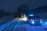 Die Polizei ist vor Ort und hilft bei der Rettung.