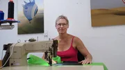 Karin Lichter kümmert sich um die Ballonhülle. Über 1000qm Stoff müssen zugeschnitten und vernäht werden.