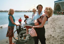 Um Barbara (Jutta Speidel, li.) eifers&uuml;chtig zu machen, flirtet Enrico (Bruno Maccallini) hemmungslos mit ihrer Tochter Freddy (Bernadette Heerwagen).
