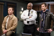 (v.l.n.r.) Charles Boyle (Joe Lo Truglio); Captain Ray Holt (André Braugher); Jake Peralta (Andy Samberg)