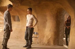 In den Sandh&ouml;hlen der Rebellen kommt es zum angespannten Gespr&auml;ch zwischen Jared (Max Irons, l.) und Ian (Jake Abel, M.), w&auml;hrend Melanie/Wanderer (Saoirse Ronan) die Situation beobachtet.