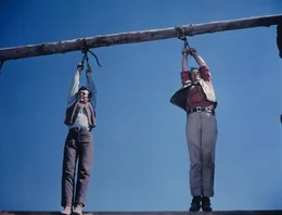 Paul Regret (Stuart Whitman) und Ranger Jake Cutter (John Wayne) stecken in Schwierigkeiten.