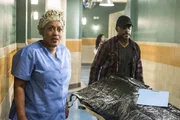 Wade (CCH Pounder, l.) und ihr Team werden während einer Obduktion von Marcus Martel (Russell Richardson, r.) als Geiseln genommen.