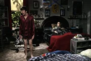 Da Penny seinem Wunsch, ihn von dem Geheimnis zu entlasten, nicht folgt, beschlie&szlig;t Sheldon (Jim Parsons, r.), bei Leonard auszuziehen und geht mit Raj mit. Doch der h&auml;lt es mit ihm nicht aus und reicht ihn an Howard (Simon Helberg, l.) weiter, dem Sheldon allerdings auch bald auf die Nerven geht ...