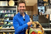 Yvonne Willicks‘ WDR-Kollege Daniel Aßmann macht die große Regional-Challenge. Zehn verschiedene Produkte, die Herausforderung: sie alle sollen so nah wie möglich um Daniel Aßmanns Wohnort Hattingen geerntet und hergestellt worden sein. Sein Glück versucht er auf dem lokalen Wochenmarkt, im Supermarkt und im Discounter Yvonne Willicks‘ WDR-Kollege Daniel Aßmann macht die große Regional-Challenge. Zehn verschiedene Produkte, die Herausforderung: sie alle sollen so nah wie möglich um Daniel Aßmanns Wohnort Hattingen geerntet und hergestellt worden sein. Sein Glück versucht er auf dem lokalen Wochenmarkt, im Supermarkt und im Discounter
