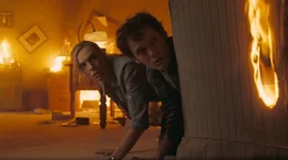 Ungl&uuml;cklicherweise hat Charleys (Anton Yelchin, r.) Mutter (Toni Collette, l.) ein Auge auf den neuen Nachbarn geworfen. Nichtsahnend, dass dieser ein Vampir ist, der schon bald viel mehr als nur ein wenig Liebe will ...