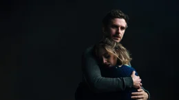 Charlie (Dan Stevens) muss seine Frau Michelle (Alison Brie) beruhigen.