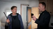 Reetdachdecker Jochen Fröbe (Jörn Hentschel, l.) unterstellt Pfarrer Tillich (Peter Jordan, r.) ein Verhältnis mit seiner ermordeten Frau Maria; er bricht in die Kirche ein. Reetdachdecker Jochen Fröbe (Jörn Hentschel, l.) unterstellt Pfarrer Tillich (Peter Jordan, r.) ein Verhältnis mit seiner ermordeten Frau Maria; er bricht in die Kirche ein.