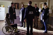 Rafi Ali (Scott Speiser), Delilah (Margo Harshman), Vance (Rocky Carroll), Gibbs (Mark Harmon), McGee (Sean Murray), Bishop (Emily Wickersham) und Tony (Michael Weatherly) untersuchen den Tod eines Einbrechers. Rafi Ali (Scott Speiser), Delilah (Margo Harshman), Vance (Rocky Carroll), Gibbs (Mark Harmon), McGee (Sean Murray), Bishop (Emily Wickersham) und Tony (Michael Weatherly) untersuchen den Tod eines Einbrechers.