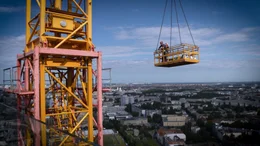 Der Bau f&uuml;hrt Arbeiter in luftige H&ouml;hen.