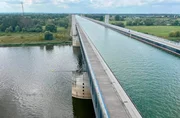 Die Trogbrücke von Hohenwarthe ist mit 981 m die längste Kanalbrücke. Sie führt den Mittellandkanal über die Elbe