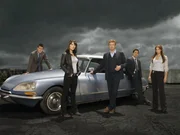 In front: Patrick Jane (Simon Baker, r.) and Teresa Lisbon (Robin Tunney, l.). First on the left - Wayne Rigsby (Owain Yeoman). First on the right - Grace Van Pelt (Amanda Righetti), second on the right - Kimball Cho (Tim Kang).