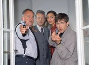 Frenzels (Peter Sattmann, 2.v.li.) Sohn versucht sich zu umzubringen - Kehler (Wolfgang Bathke, li.), Frenzel, Carin Stein (Sonia Zouari, 2.v.re.) und Bonhoff (Wolfgang Krewe, re.) versuchen ihn daran zu hindern....