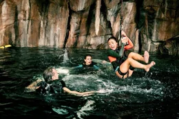 V.l.: Grant (John Corbett), Mia (Sophie N&eacute;lisse), Alexa (Brianne Tju)  Die Verwendung des sendungsbezogenen Materials ist nur mit dem Hinweis und Verlinkung auf RTL+ gestattet.