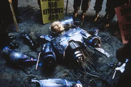 Die Herren vom Industrieverbund "Omni Consumer Products" sehen ihre Chance gekommen, Detroit &uuml;bernehmen zu k&ouml;nnen. Das Ende des friedfertigen Robocops (Peter Weller)? ...