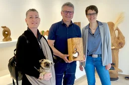 Die Stuttgarter Bestatterinnen Chantal H&auml;fner (l.) und Ute Z&uuml;fle zu Besuch beim Urnen-Schreiner und Theologe Martin Mayer in Ulm.