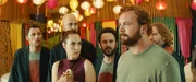 v.li.: Marvin (Ferdinand Seebacher), Lukas (Patrick Seletzky), Sandra (Agnes Hausmann), Ivo (Markus Zett), Georg Hillmaier (Thomas Stipsits), Adriano (Erich Altenkopf).