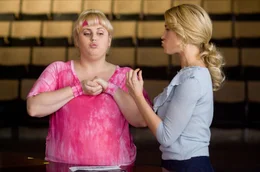 Aubrey (Anna Camp, r.) m&ouml;chte immer alles unter Kontrolle haben und das l&auml;sst sie auch Fat Amy (Rebel Wilson, l.) sp&uuml;ren ...
