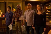Mit "Dungeons and Dragons" zur Vers&ouml;hnung? Mit einer Partie des Fantasy-Rollenspiels wollen Chang (Ken Jeong, l.), Dean Pelton (Jim Rash, 2.v.r.) und Britta (Gillian Jacobs, r.) Hank (David Cross, 2.v.l.) zu einer Vers&ouml;hnung mit dessen Vater, Professor Hickey, bringen ...