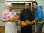 Willi (rechts) ist zu Gast bei Mönchen im Kloster St. Ottilien. Hier lernt er das Klosterleben kennen.
