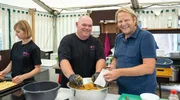 Björn Freitag (re.) mit Heino aus dem Kochteam des Zeltlagers Kolpingjugend Clarholz bei der Zubereitung von Gemüse-Frikadellen. Björn Freitag (re.) mit Heino aus dem Kochteam des Zeltlagers Kolpingjugend Clarholz bei der Zubereitung von Gemüse-Frikadellen.