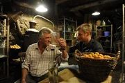 Franz (Heinz Marecek, l.) und Andreas Marthaler (Martin Gruber, r.) haben sich zu einem Männergespräch in den Keller verzogen.