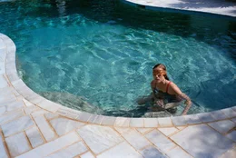 Die Kinder der Familie leben zwar auf einem gro&szlig;en Landgut mit eigenem Swimmingpool - was die Au&szlig;enwelt angeht, werden sie jedoch systematisch blind und unwissend gehalten (hier im Bild: die &auml;ltere der beiden namenlosen T&ouml;chter (Aggeliki Papoulia)).