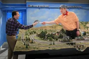 Nach einem Streit mit Walden beschlie&szlig;t Alan (Jon Cryer, l.), bei Herb (Ryan Stiles, r.) einzuziehen. Doch kann das gut gehen?