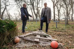 Seebestattung oder Friedhof? Heinrich (Heiner Lauterbach) und Tom (Uwe Ochsenknecht, li.) haben unterschiedliche Vorstellungen.