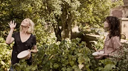 Kirsten Dunst (Justine), Charlotte Gainsbourg (Claire).