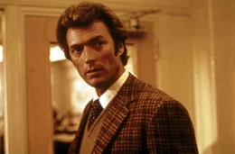 Selbst in der Mittagspause erledigt 'Dirty Harry' (Clint Eastwood) mal schnell einen Gangster zwischen zwei Happen Hamburger ...