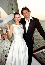 MDR Fernsehen UNTER WEISSEN SEGELN-ODYSSEE DER HERZEN, Das "entführte" Hochzeitspaar: Susanne (Annett Renneberg) und ihr griechischer Bräutigam Stavros (Simon Verhoeven).