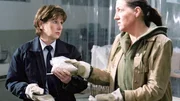 Walter (Katy Karrenbauer, re.) hat Adler (Claudia Loerding) von dem Giftmüll erzählt. Gemeinsam nehmen sie eine Probe des Granulats, das für die Stofftierproduktion verwendet wird.