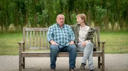 Der Versuch, sich vor den Kollegen zu verstecken, geht gehörig schief. Jan-Hinrich Reuter (Udo Kroschwald, l.) läuft geradewegs in die Arme von Rechtsmedizinerin Helene Sturbeck (Katharina Blaschke, r.). Doch kann Helene Reuters Geheimnis für sich behalten?