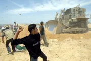 Mit Steinen gegen Maschinen - In Beit-Lahya im Gazastreifen kämpfen palästinensische Jugendliche einen aussichtslosen Kampf gegen die Bulldozer der israelischen Armee. Mit Steinen gegen Maschinen - In Beit-Lahya im Gazastreifen kämpfen palästinensische Jugendliche einen aussichtslosen Kampf gegen die Bulldozer der israelischen Armee.