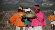 Niederschläge sind selten in den Hochebenen Mexicos, deshalb halten die Tarahumara Männer eine Regenzeremonie ab und trinken dabei Tesguino (Maisbier).