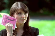 Bayerisches Fernsehen DAHOAM IS DAHOAM, FOLGE 990, "Teure Freundschaft", am Donnerstag um 19:45 Uhr. Nina (Andrea Schmitt) gibt sich versöhnlich, als sie Floris neues Geschenk sieht.