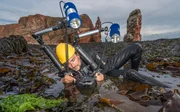 Der Meeresbiologe Uli Kunz filmt die Tier- und Pflanzenwelt im Helgoländer Felswatt.
