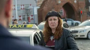 Kommissar Lars Pöhlmann (Dominic Boeer, l.) hört sich unterdessen bei den Wismarer Taxifahrern um. Nicht nur Alexandras jahrelange Kollegin Jutta Lippe (Ute Lubosch, r.) ist über Alexandras Tod zutiefst schockiert. Nach neuestem Ermittlungsstand ist es allerdings kein Raubüberfall gewesen. Aber wer könnte es auf die Taxifahrerin abgesehen haben?