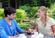 Konstantin (Moritz Tittel, l.) macht Theresa (Ines Lutz, r.) mit seiner lockeren Art wieder Mut.