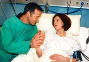 Graf von Loeschwitz (Christian v. Richthofen) hat beim Jagen aus Versehen auf seine Haushaelterin Viola (Anke Baier) geschossen. In der Sachsenklinik wich er ihr nicht von der Seite und verliebte sich in Viola. Allerdings ist ihre Liebe nicht standesgemäß.