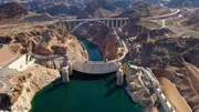 1931 wurde mit dem Bau des Hoover Talsperre begonnen und nach nur 46 Monaten konnte das gewaltige Bauwerk eingeweiht werden. Die Staumauer ist 220 Meter hoch, 379 Meter lang. Sie staut den Colorado River zum 640 Quadratkilometer großen Lake Mead.