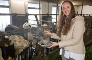 Verena Krimbacher hat zusammen mit ihrem Mann Hubert den Hof ihrer Schwiegereltern übernommen - Biopioniere der ersten Stunde. Zum Tierwohl gehört für die Allgäuer Wildkräuterführerin auch das Räuchern des Kuhstalls mit Wildkräutern und Harzen.