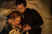 Elizabeth Tudor (Alicia von Rittberg, l.); Thomas Seymour (Tom Cullen, r.)