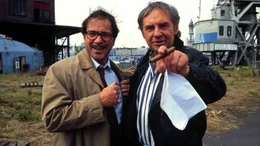 G&ouml;tz George (l.) und Harald Juhnke (r.) bei Dreharbeiten zu "Schtonk". Die Geschichte um die gef&auml;lschten Hitlertageb&uuml;cher wurde 1992 mit einem Staraufgebot deutscher Leinwandhelden unter der Regie von Helmut Dietl inszeniert.