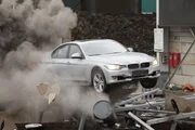 Semir und Ben verfolgen Larsen und werden mit ihrem Wagen unsanft gestoppt...