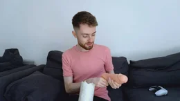 Joes erigiertes Glied misst &uuml;ber 24 cm. Ein Silikonabdruck soll sein bestes St&uuml;ck f&uuml;r die Ewigkeit konservieren.